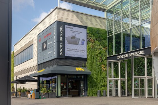 Outdoor LED wall Docks with Samsung advertisement
