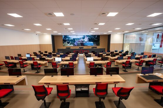 Overview of the new BelOrta auction hall with LED wall