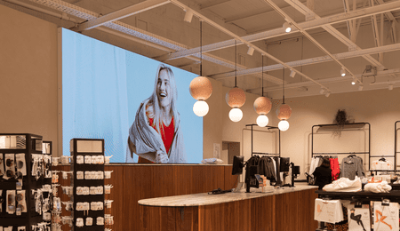 Landscape LED wall achter kassa bij LolaLiza